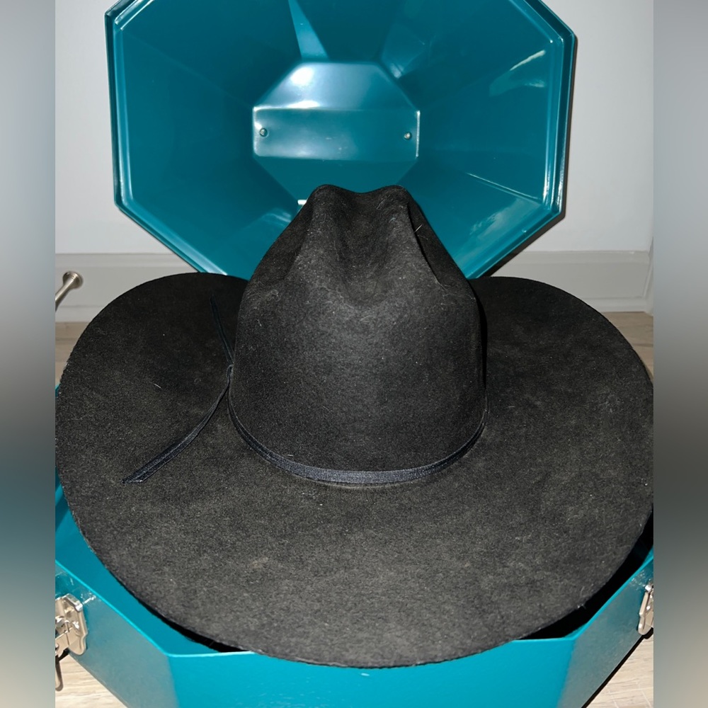 Schneiders Cowboy Hat Showman Western 7 1/8 Long Oval. Black. And Hat Carrier
